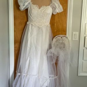 Vintage 80s wedding dress, hat with veil attached, size 7/8